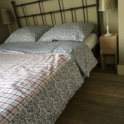 Schoonehof, slaapkamer, ruimte naast het bed