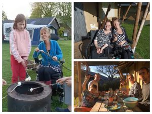 Collage met 3 foto's, Eelke met haar zus onder de luifel met een glaasje wijn, Eelke bij een vuurton met haar nichtje klaar om marshmallows te roosteren, met de hele familie aan de picknicktafel onder de luifel