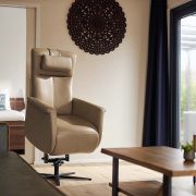 Woonkamer met okergeel leren hoog-laag relax-stoel in hoge stand