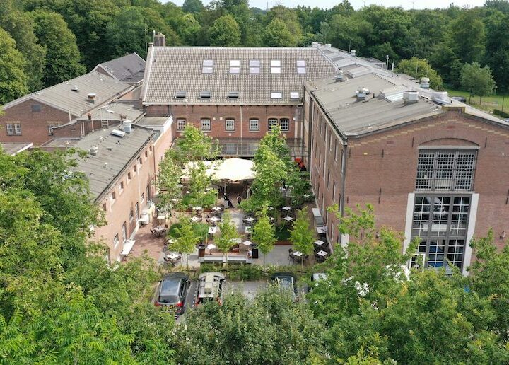 The Fallon, luchtfoto met u vorig gebouw met in het midden terras